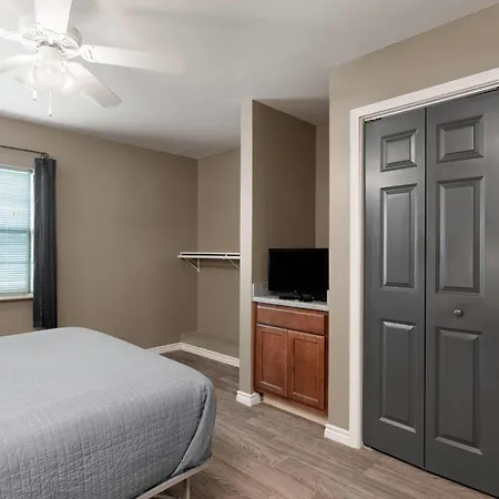 Eagle'S Den Suites Andrews A Travelodge By Wyndham Exterior photo